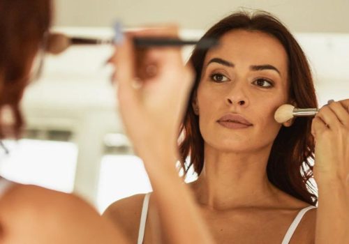 mulher-madura-passando-base